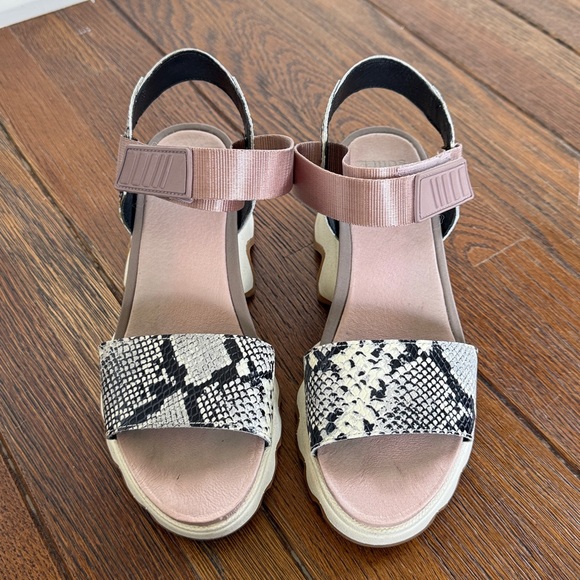 Sorel kinetic impact sandals size 9 - Picture 2 of 5